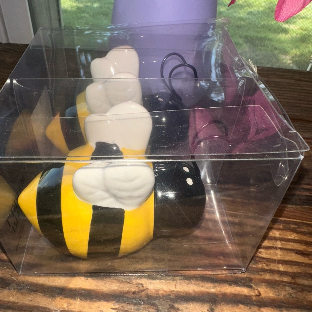 Busy Bumblebee Salt and Pepper Shakers - NIB - Picture 6 of 7